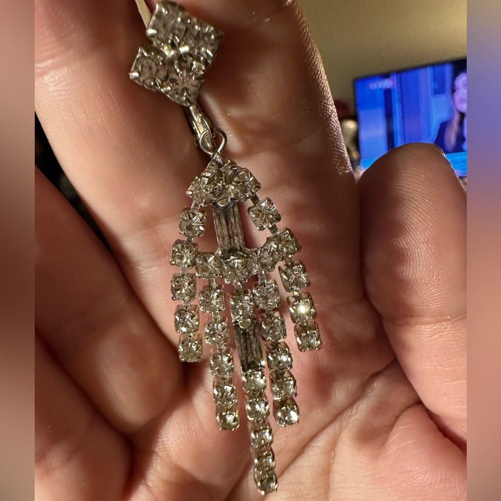 Sparkly glamorous dangle crystal earrings! - Picture 4 of 9